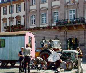 [Bild: Vor dem Rathaus]