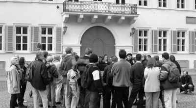 [Image: Der Rundgang vorm ehemaligen Gestapo-Hauptquartier am Karlsplatz]