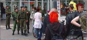 [Image: Punks und Polizei]